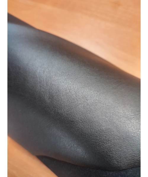 Materiał imitujący skórę - czarna błyszcząca ekoskóra 0,5m